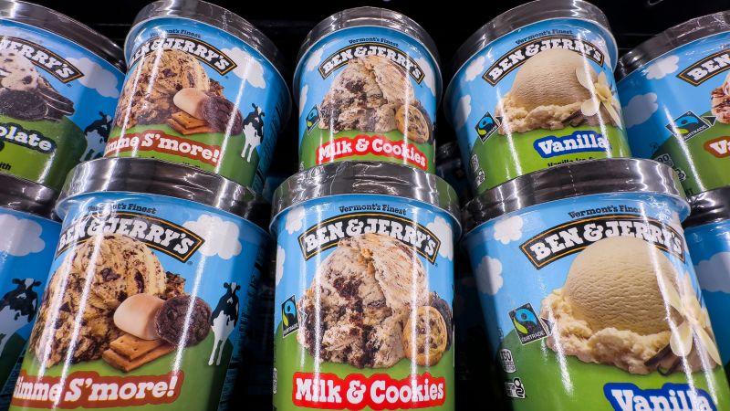 Ben & Jerry's CEO afastado após declarações políticas polêmicas.