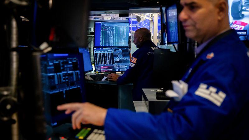  “Ações dos EUA e dólar caem com impacto da guerra comercial de Trump.”