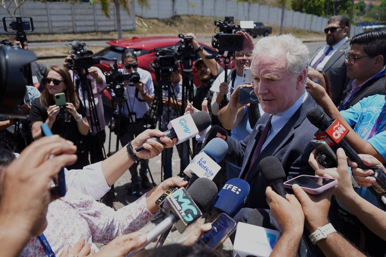 Senador dos EUA nega acesso a detento Kilmar Abrego Garcia.