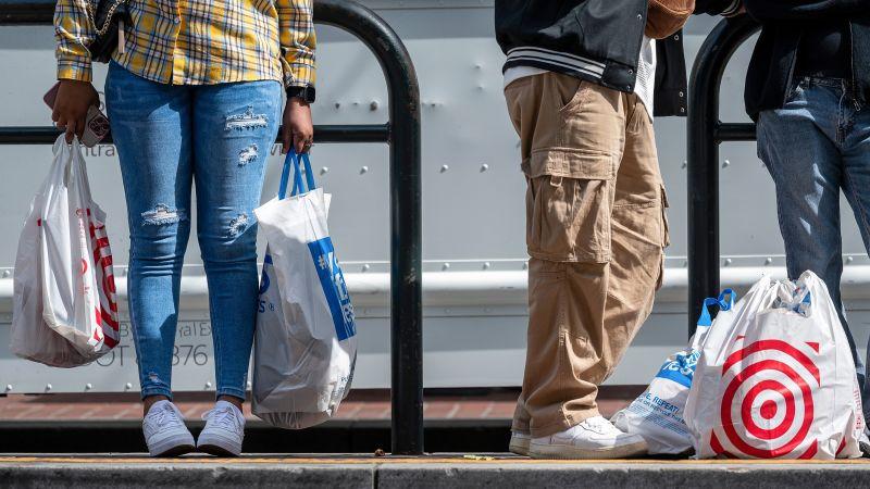 Sentimento do consumidor cai 8% em abril de 2025.