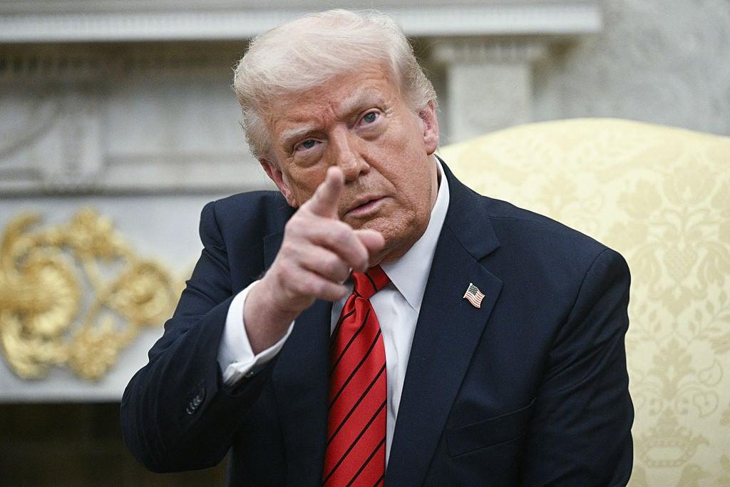 Trump afirma ter autoridade para demitir o presidente do Fed.