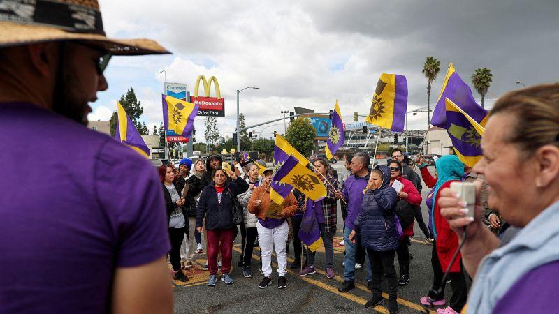 Aumento de salários no fast food na Califórnia: Impacto em empregos.