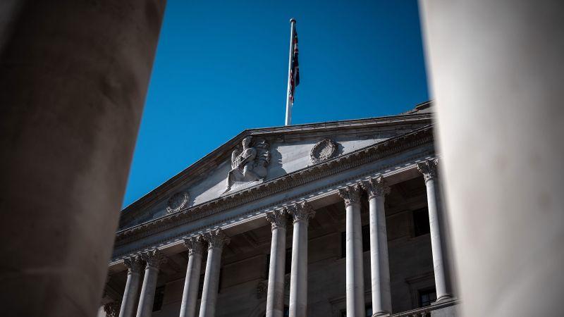 Banco da Inglaterra reduz taxas de juros para enfrentar riscos tarifários.