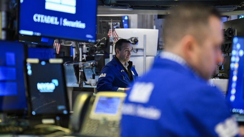 Bolsa despenca com a primeira contração da economia dos EUA.