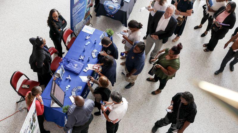 Economia dos EUA surpreende com 177 mil empregos em abril.