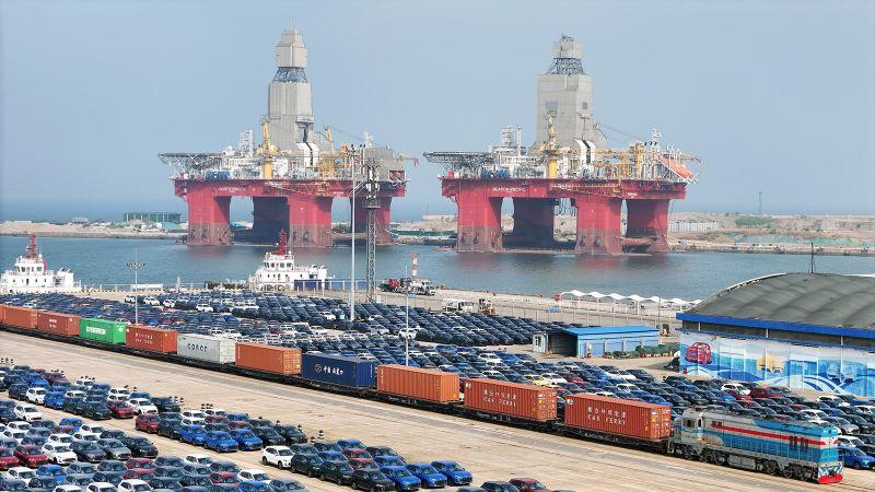 Exportações da China para os EUA caem após tarifas de Trump.