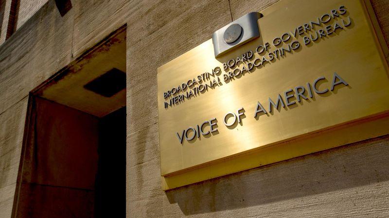 Funcionários da Voice of America convocados em meio aos desafios de Trump.