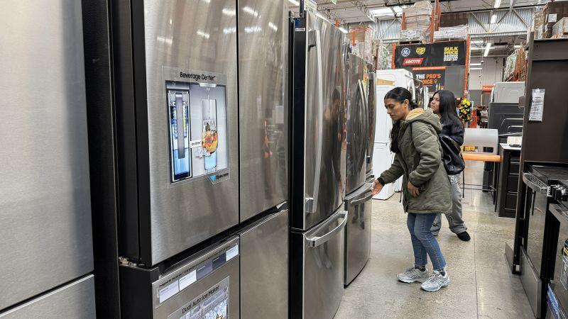 Gastos dos consumidores em março sobem com expectativa de tarifas.