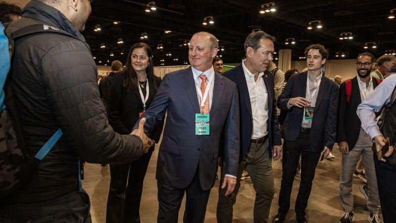 Greg Abel pronto para suceder Warren Buffett e aumentar retornos.