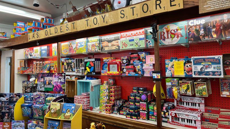 Loja de brinquedos icônica de Los Angeles enfrenta tarifas para sobreviver.