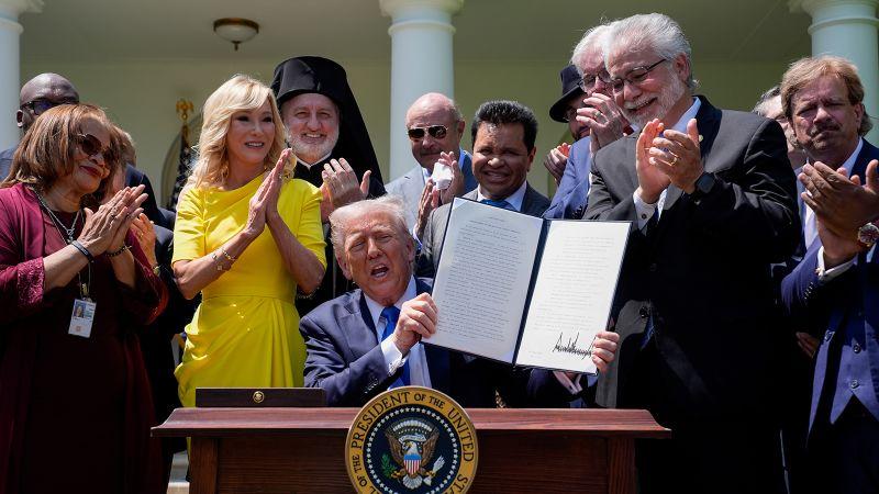 Trump visa cortes de financiamento federal para a NPR e PBS.