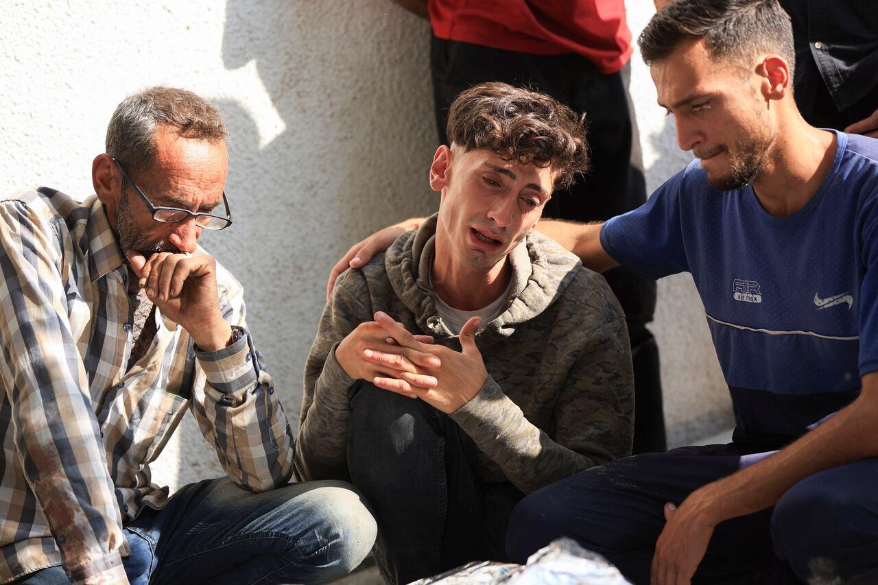 25 palestinos mortos por tiros israelenses perto de local de ajuda.