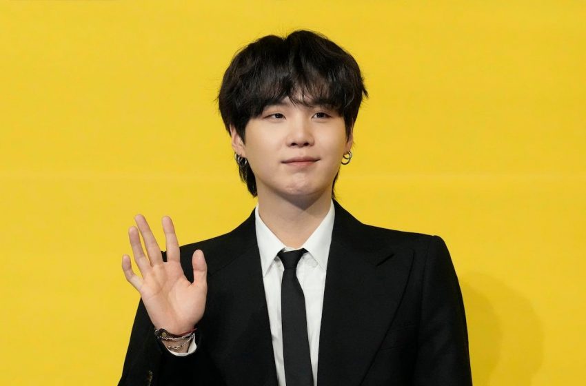 BTS conclui serviço militar com Suga oficialmente dispensado.