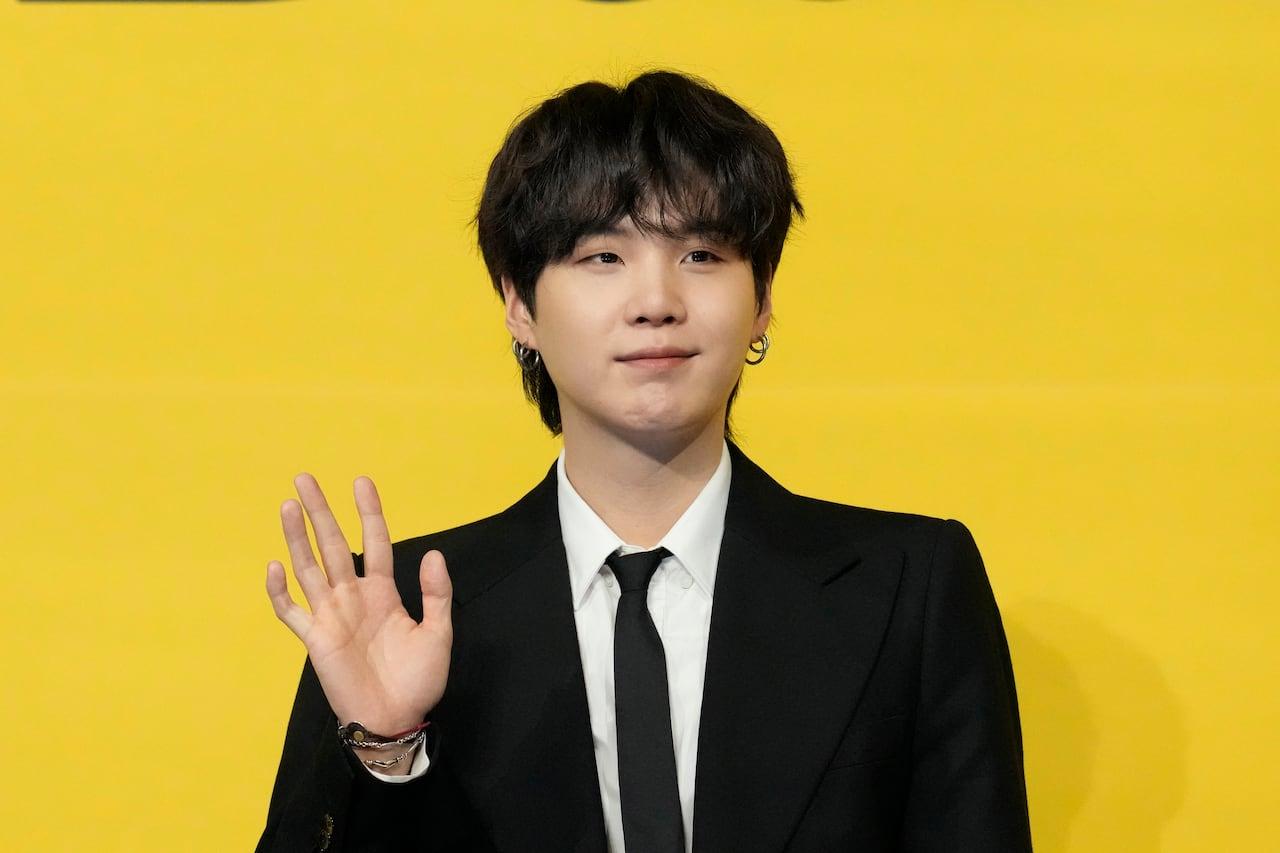 BTS conclui serviço militar com Suga oficialmente dispensado.