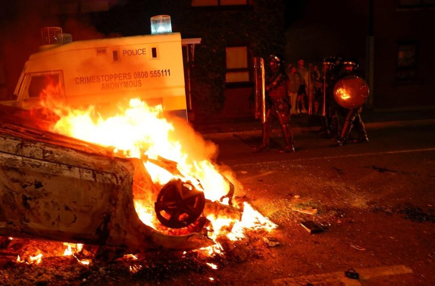 Cidade da Irlanda do Norte vive três dias de tumultos anti-imigração.