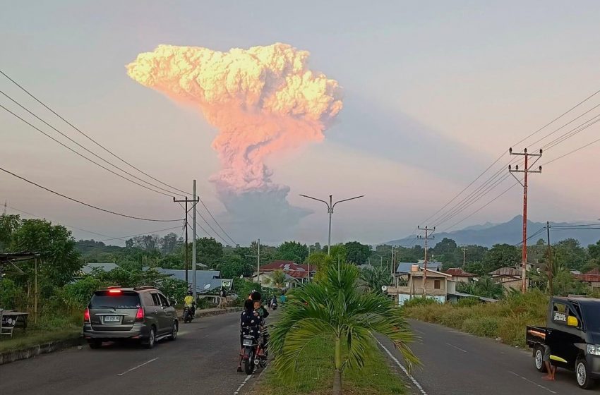 Eroução vulcânica na Indonésia atrapalha planos de viagem a Bali.