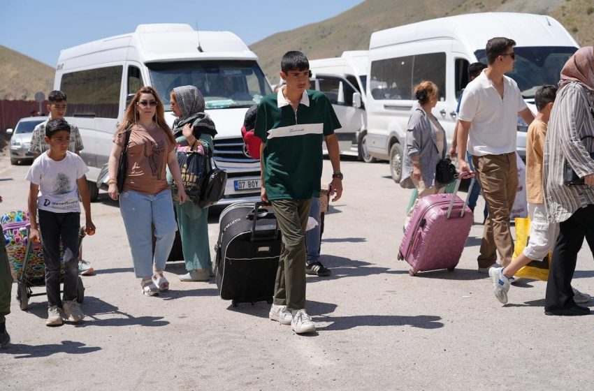 Iranianos no exterior enfrentam escolhas difíceis em trégua frágil.