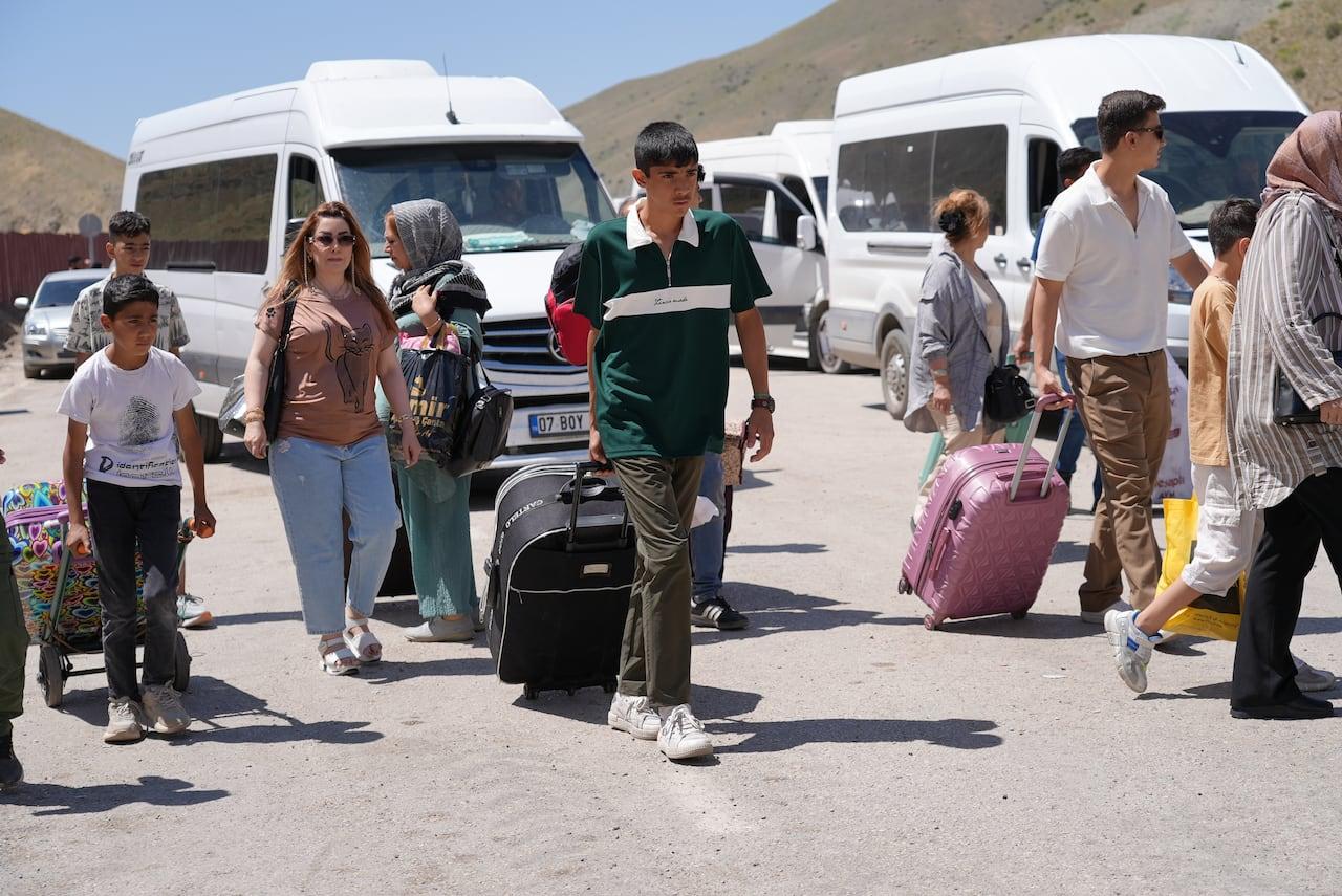 Iranianos no exterior enfrentam escolhas difíceis em trégua frágil.