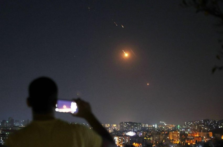Israel intensifica ataques aéreos em Teerã amid crescente tensão.