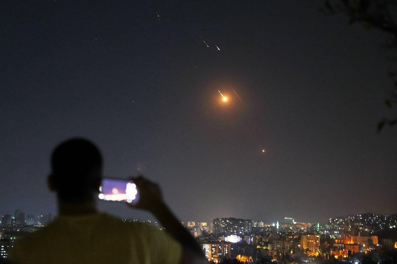 Israel intensifica ataques aéreos em Teerã amid crescente tensão.