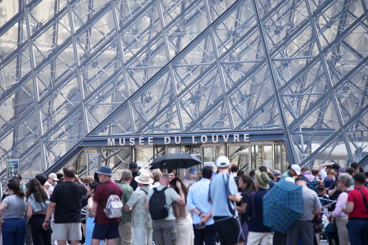 Louvre fecha por turismo em massa e greves: Próximos passos?