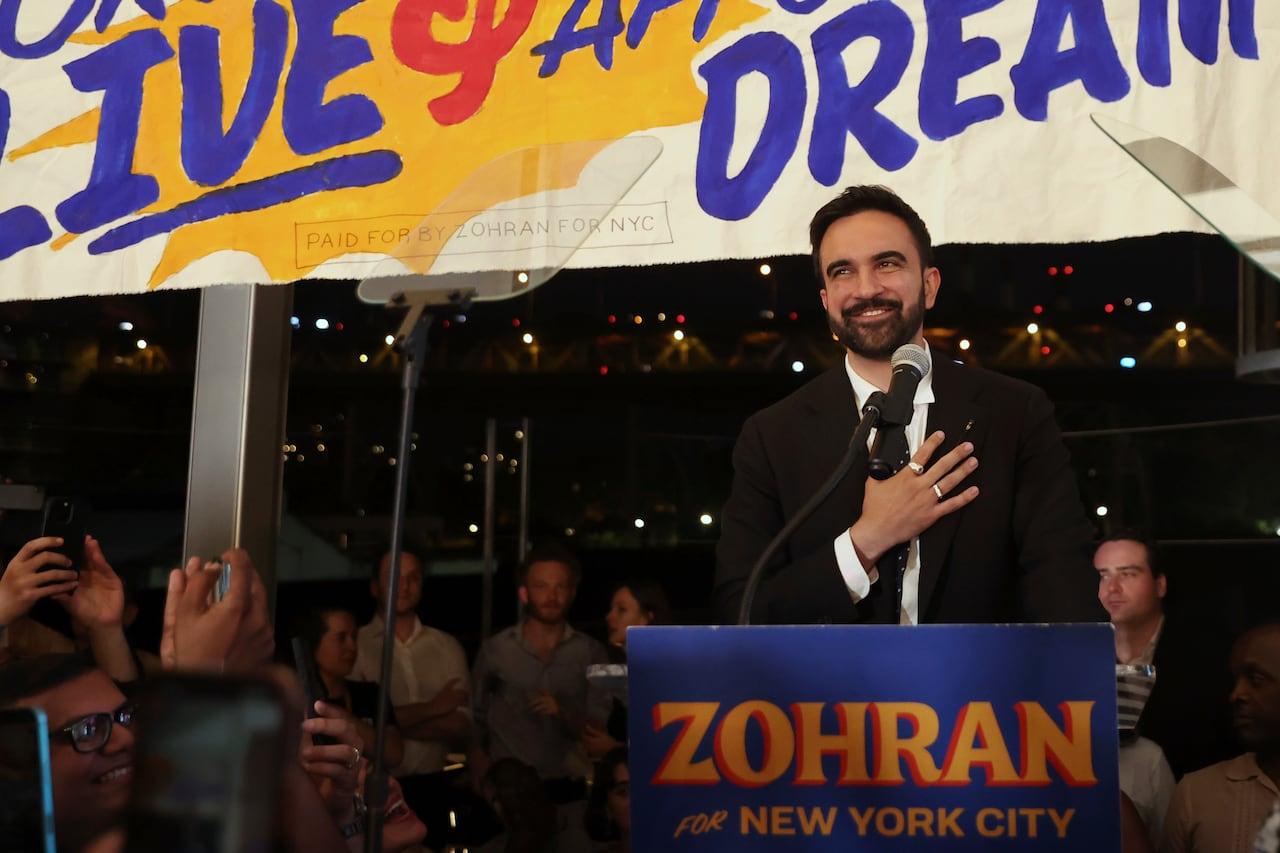 Mamdani conquista vitória surpreendente na primária para prefeito de NYC.
