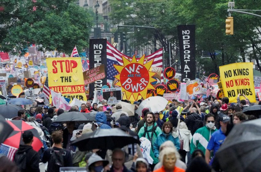 Manifestantes se mobilizam em todo o país contra desfiles de Trump.