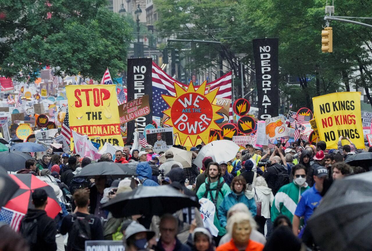 Manifestantes se mobilizam em todo o país contra desfiles de Trump.