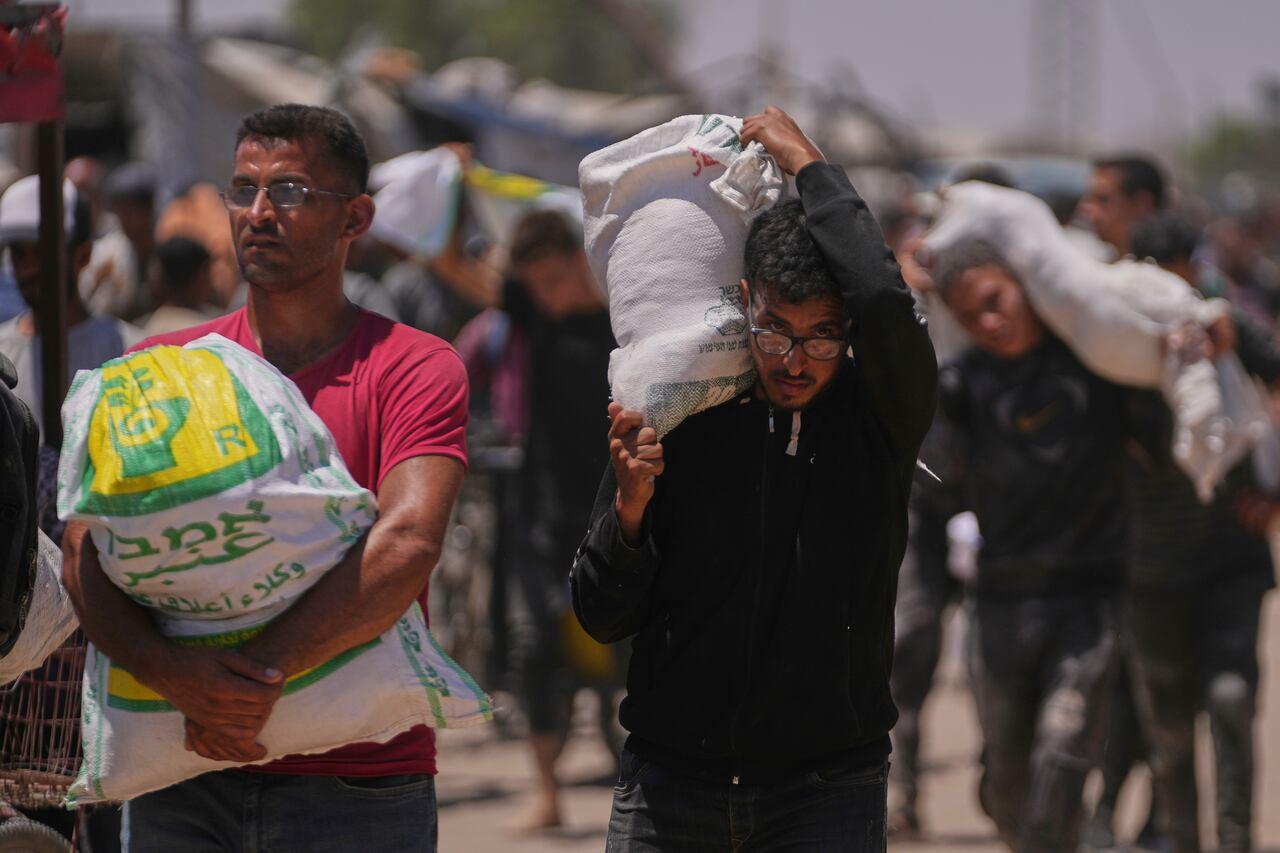 Palestinos enfrentam luta mortal por acesso à comida em Gaza.