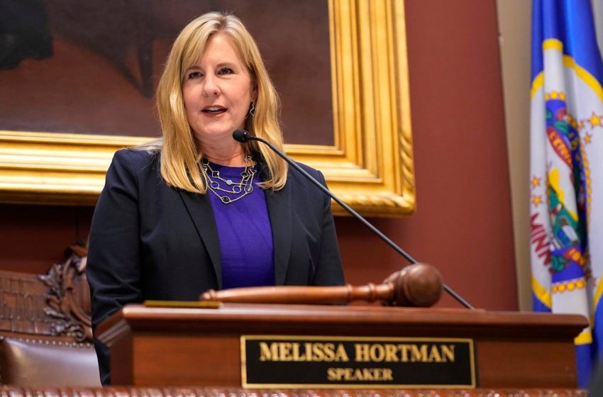 Polícia de Minnesota procura suspeito em tiroteio politicamente tenso.