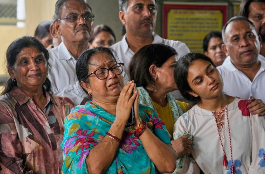 Restos das vítimas do acidente da Air India retornam às famílias.
