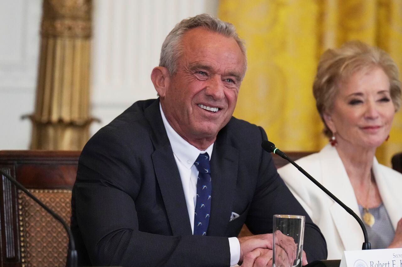 RFK Jr. nomeia novos conselheiros de vacinas após reformulação.