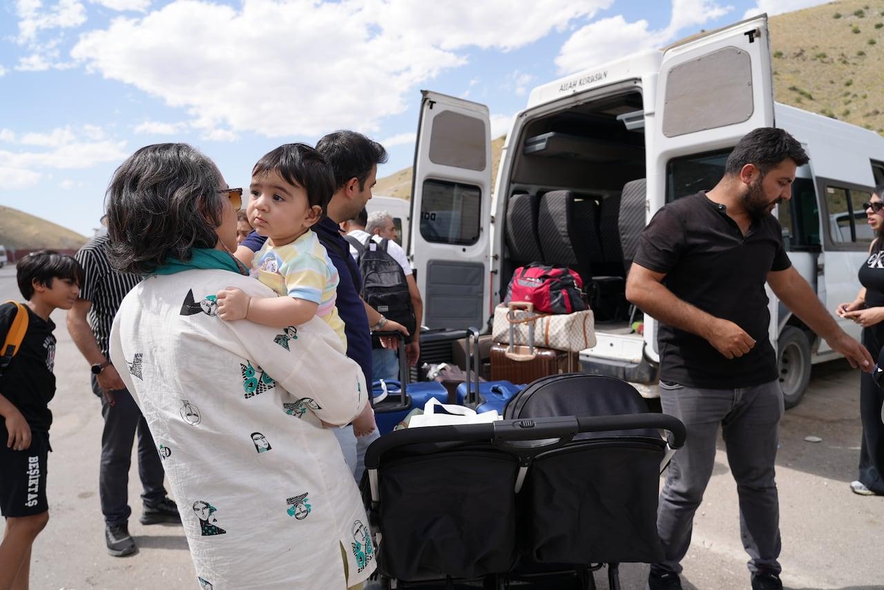 Tensões Crescentes: Iranianos Buscam Refúgio na Fronteira Turca.