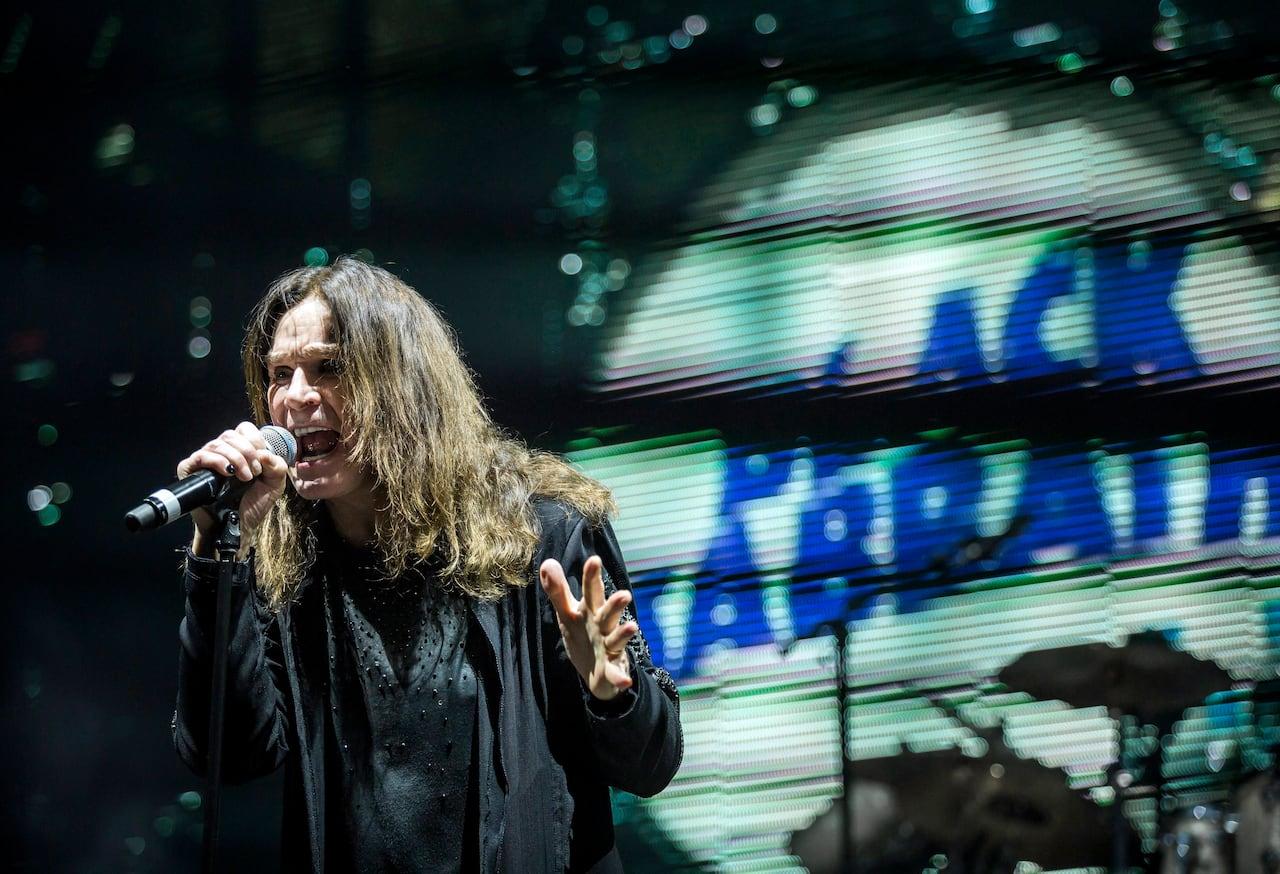 Ozzy Osbourne, lendário rockeiro, falece aos 76 anos.