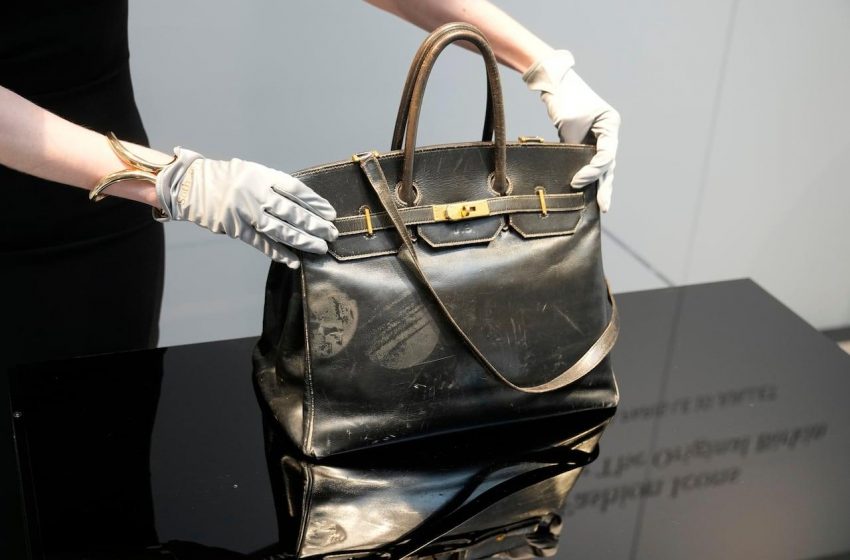 A bolsa icônica de Jane Birkin é leiloada por 7 milhões de euros.