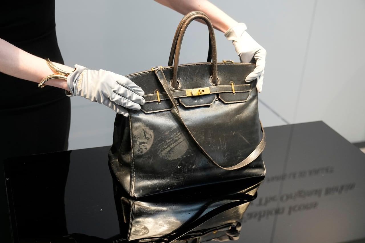 A bolsa icônica de Jane Birkin é leiloada por 7 milhões de euros.