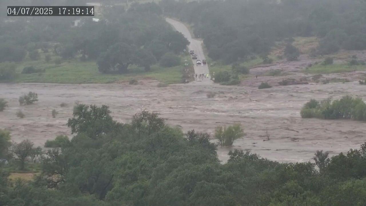 Águas invadem a passagem no Texas em impressionante time-lapse.