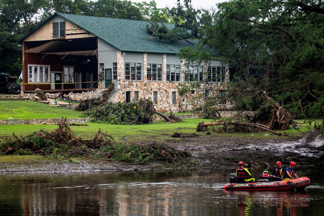 Alerts de emergência no Texas são questionados durante resgates de inundação.