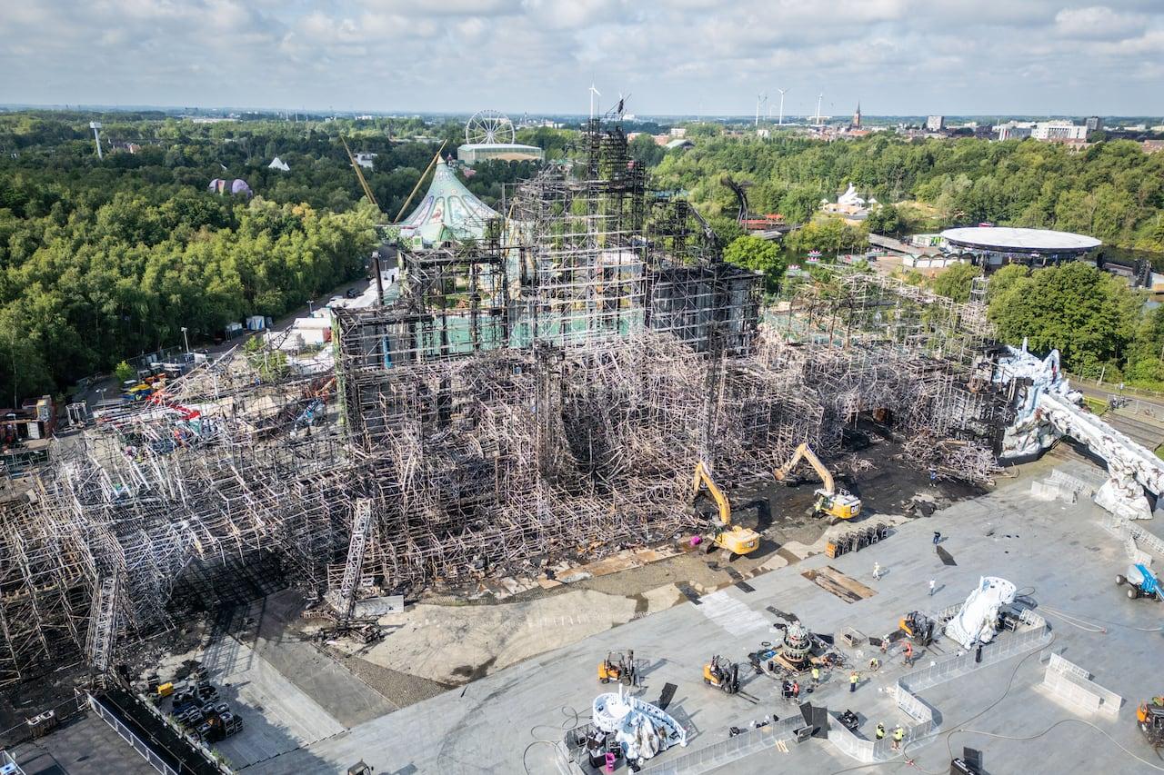 Amigos Canadenses Permanecem Esperançosos Após Incêndio no Main Stage do Tomorrowland.