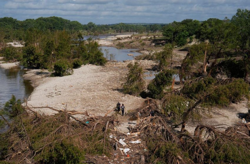  Após as enchentes no Texas: resgates e iniciativas de recuperação.