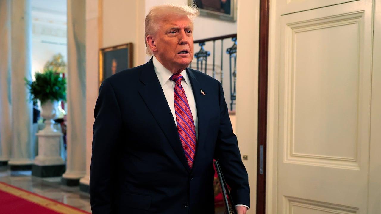 As postagens de Trump são uma distração do escândalo Epstein?