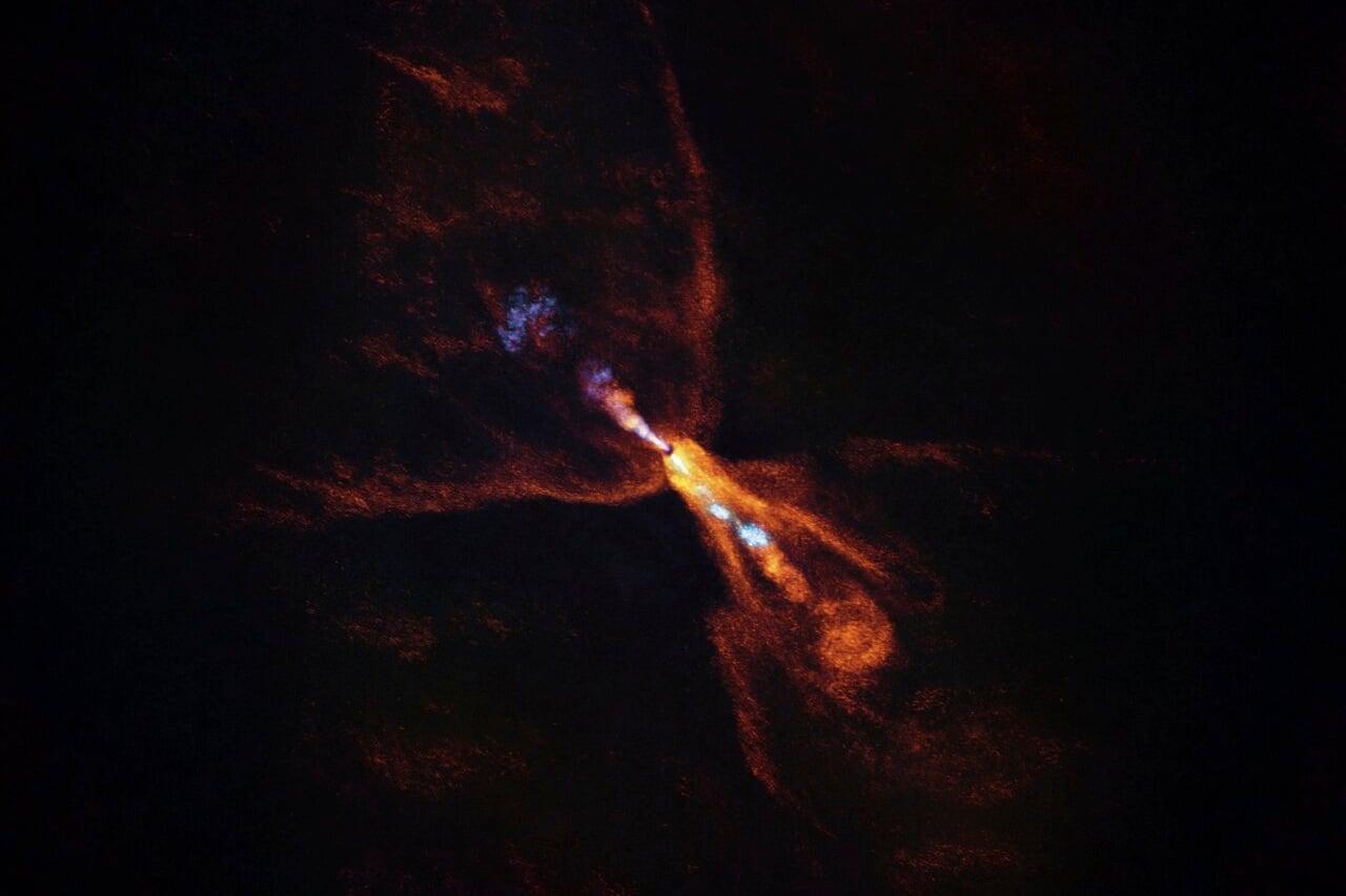 Astrônomos testemunham formação planetária inovadora em novo sistema solar.