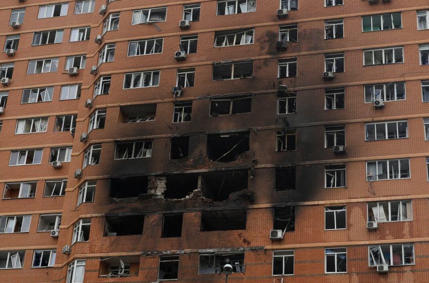  Ataque de drone russo a prédio residencial mata dois na Ucrânia.