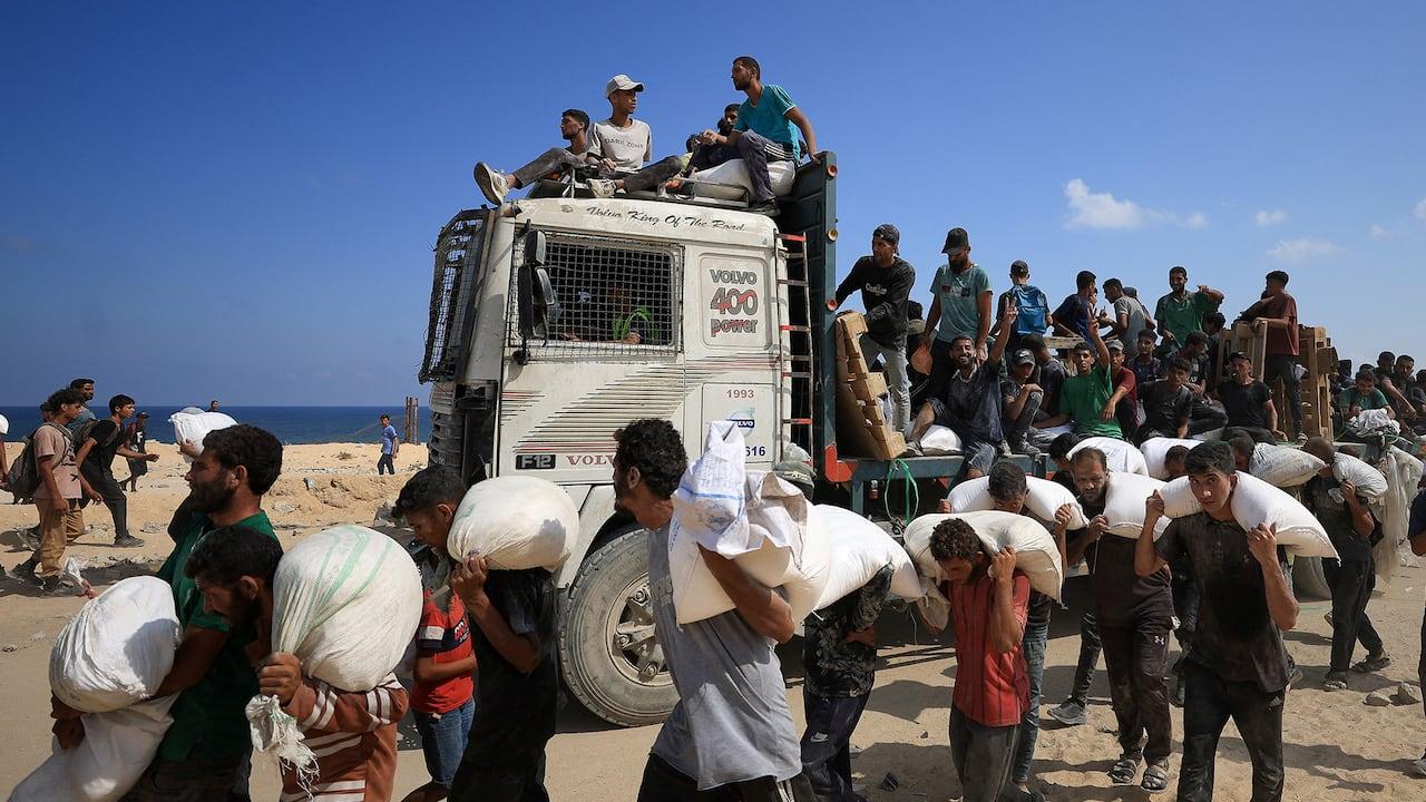 Ataques trágicos perto de locais de ajuda matam 85 em Gaza.