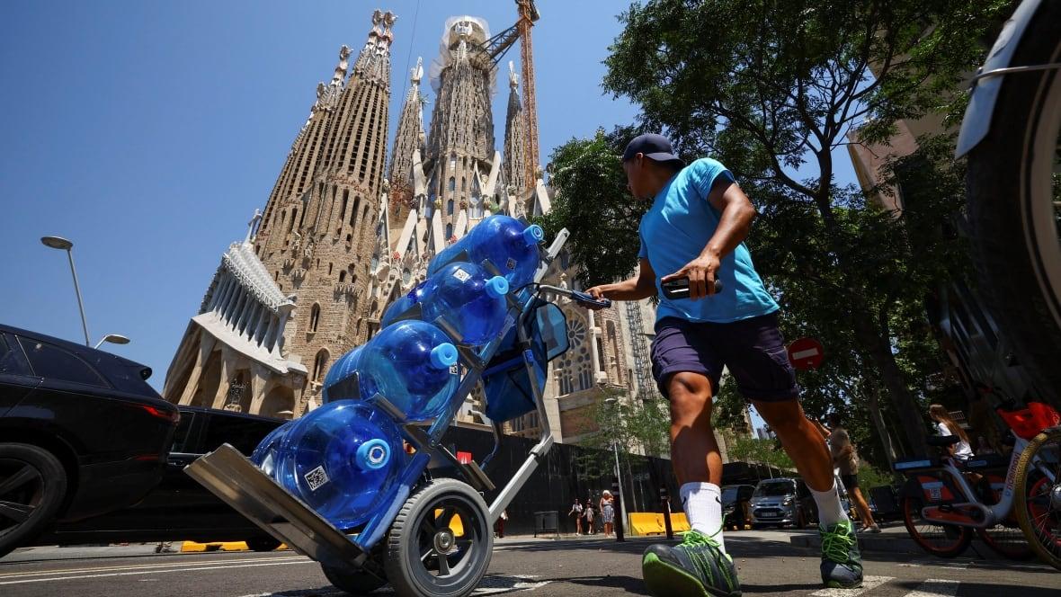 Barcelona enfrenta calor recorde em junho durante onda na Europa.