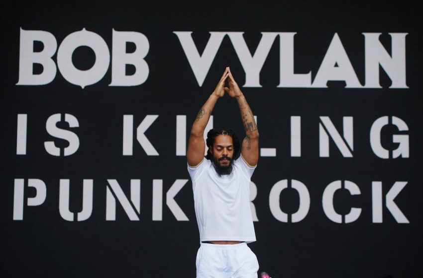  BBC admite erro em transmissão de apresentação polêmica de Bob Vylan.
