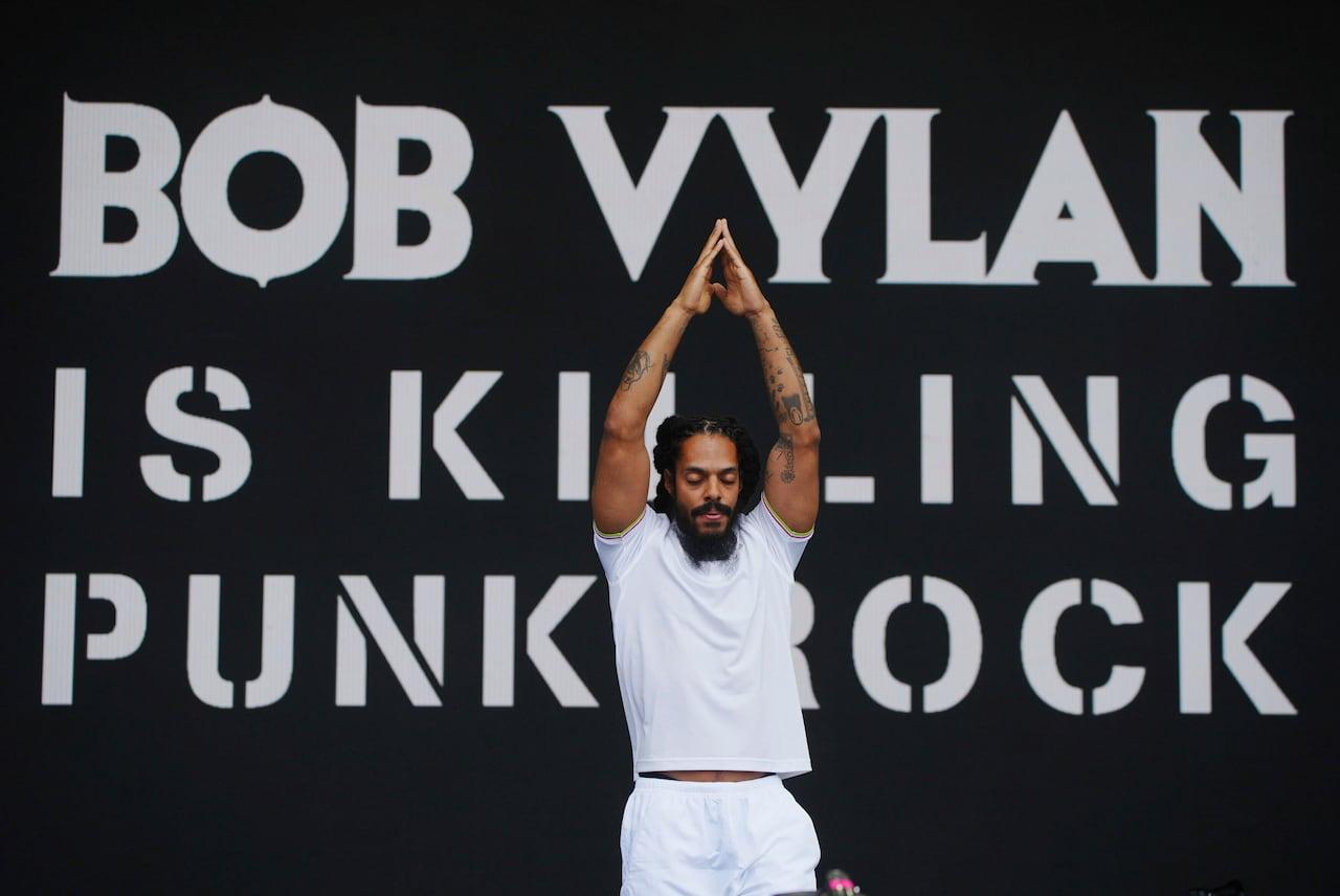 BBC admite erro em transmissão de apresentação polêmica de Bob Vylan.