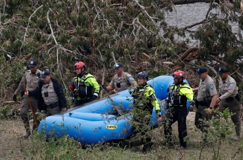 Busca por desaparecidos no Texas após enchente intensifica.