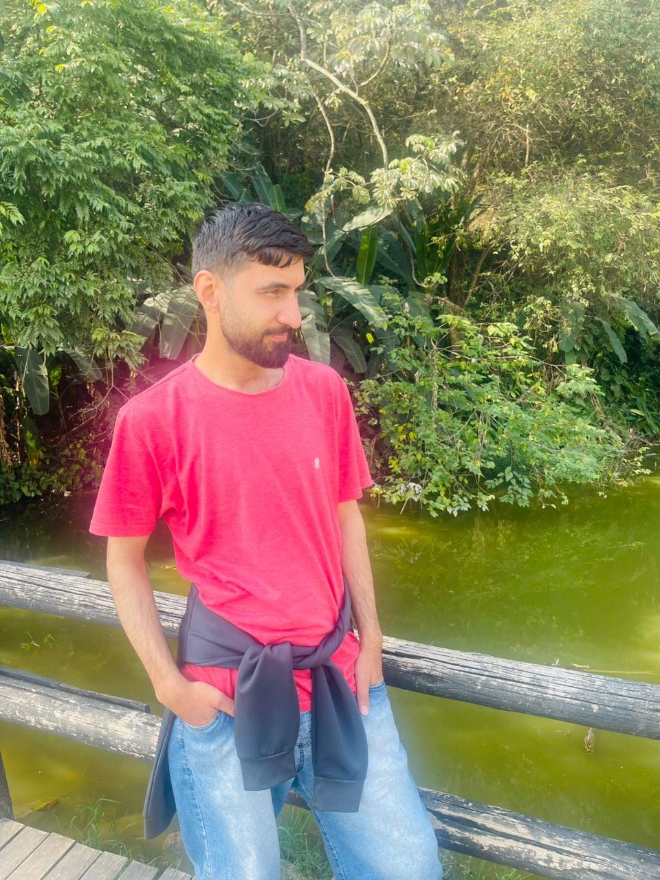 "Canadá bloqueia refugiado afegão dos EUA, família teme Talibã."