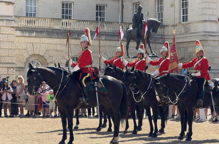 “Canadenses homenageados como Guarda da Vida do Rei em Londres.”